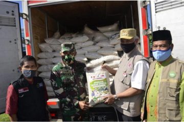 operasi-beras-gratis-act-distribusikan-10-ton-beras-di-padang_3777